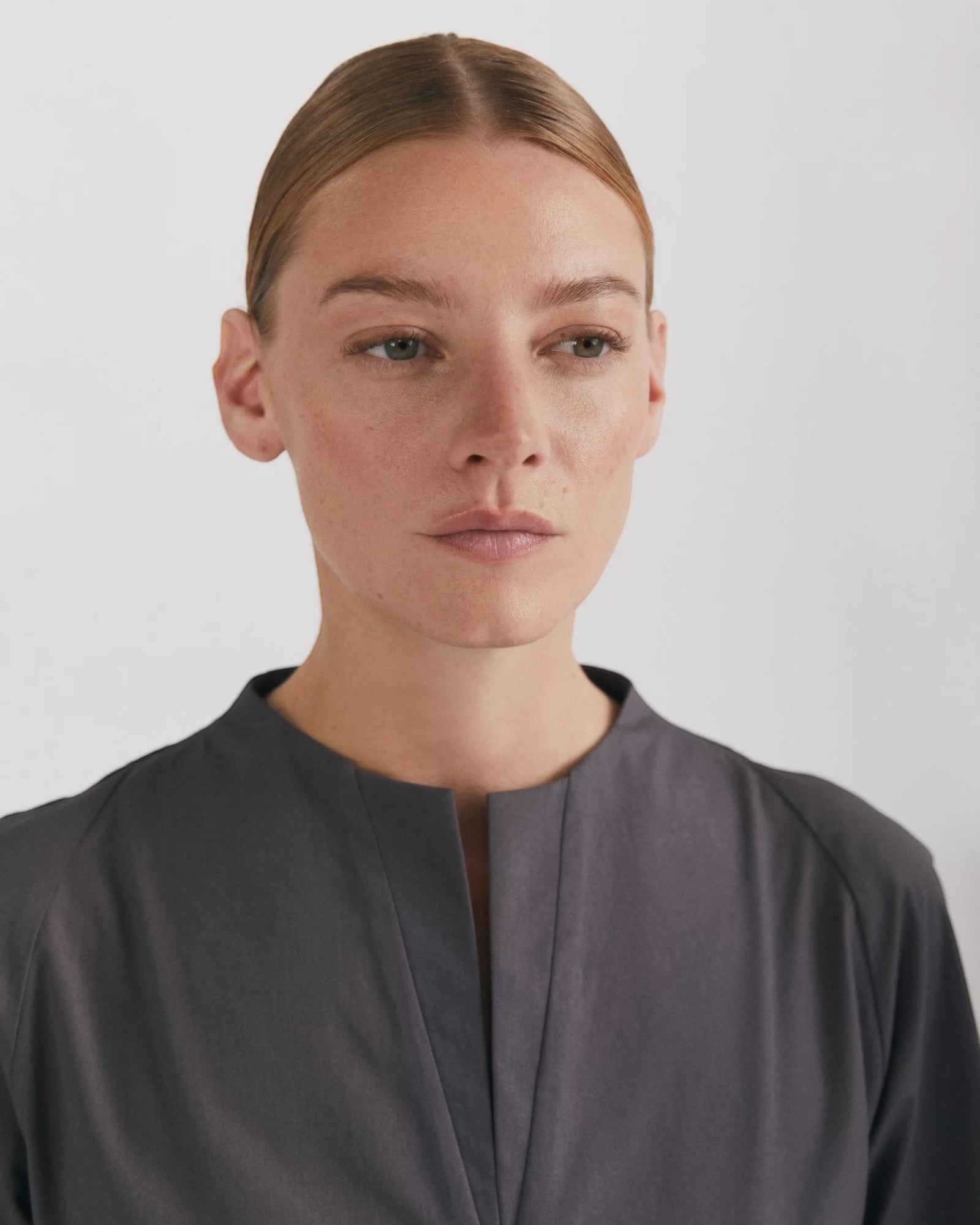 Rochie midi din poplin de bumbac organic cu guler în V și fantă frontală gri - ipanomi.com