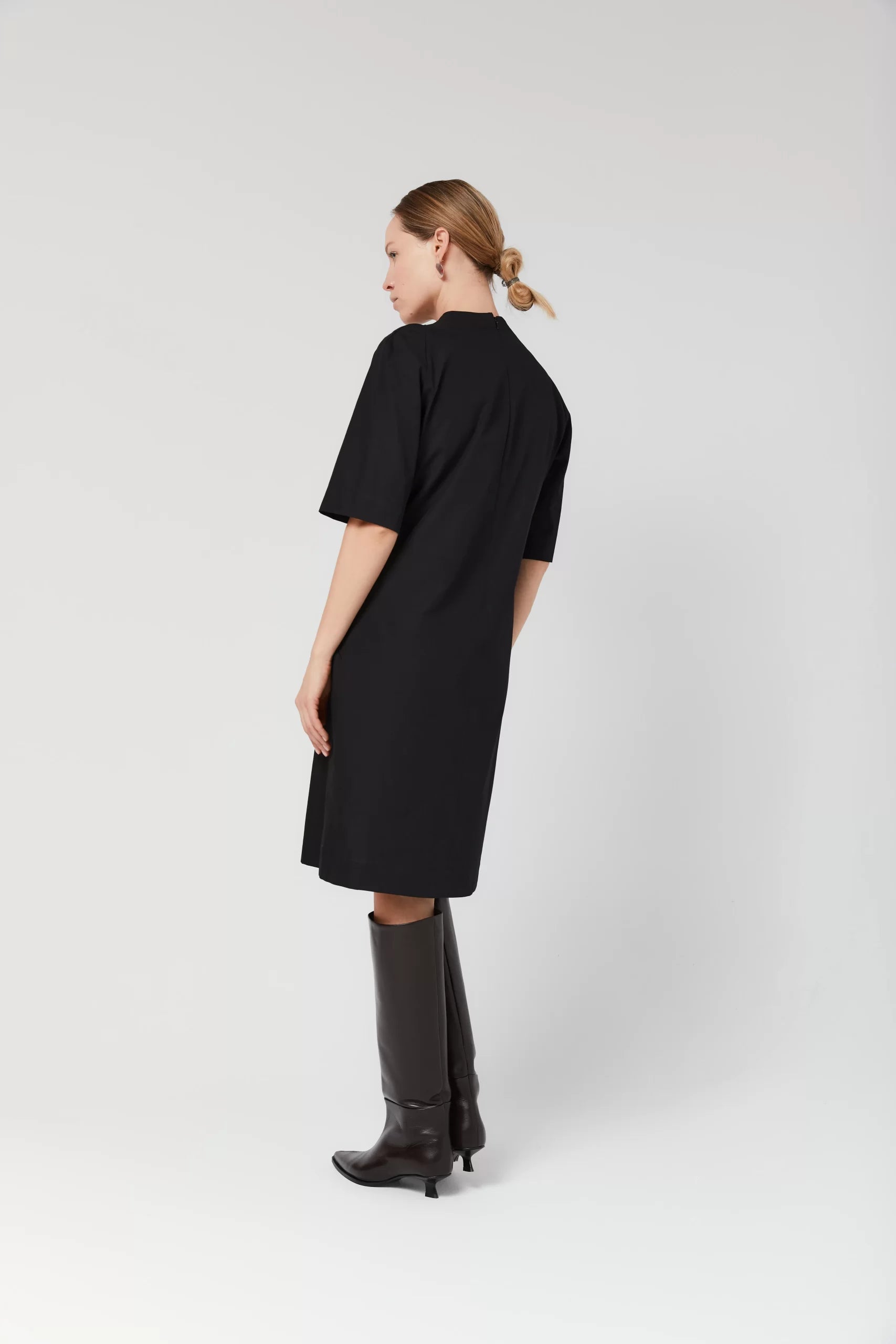 Rochie midi din poplin de bumbac organic cu guler în V și fantă frontală neagră - ipanomi.com