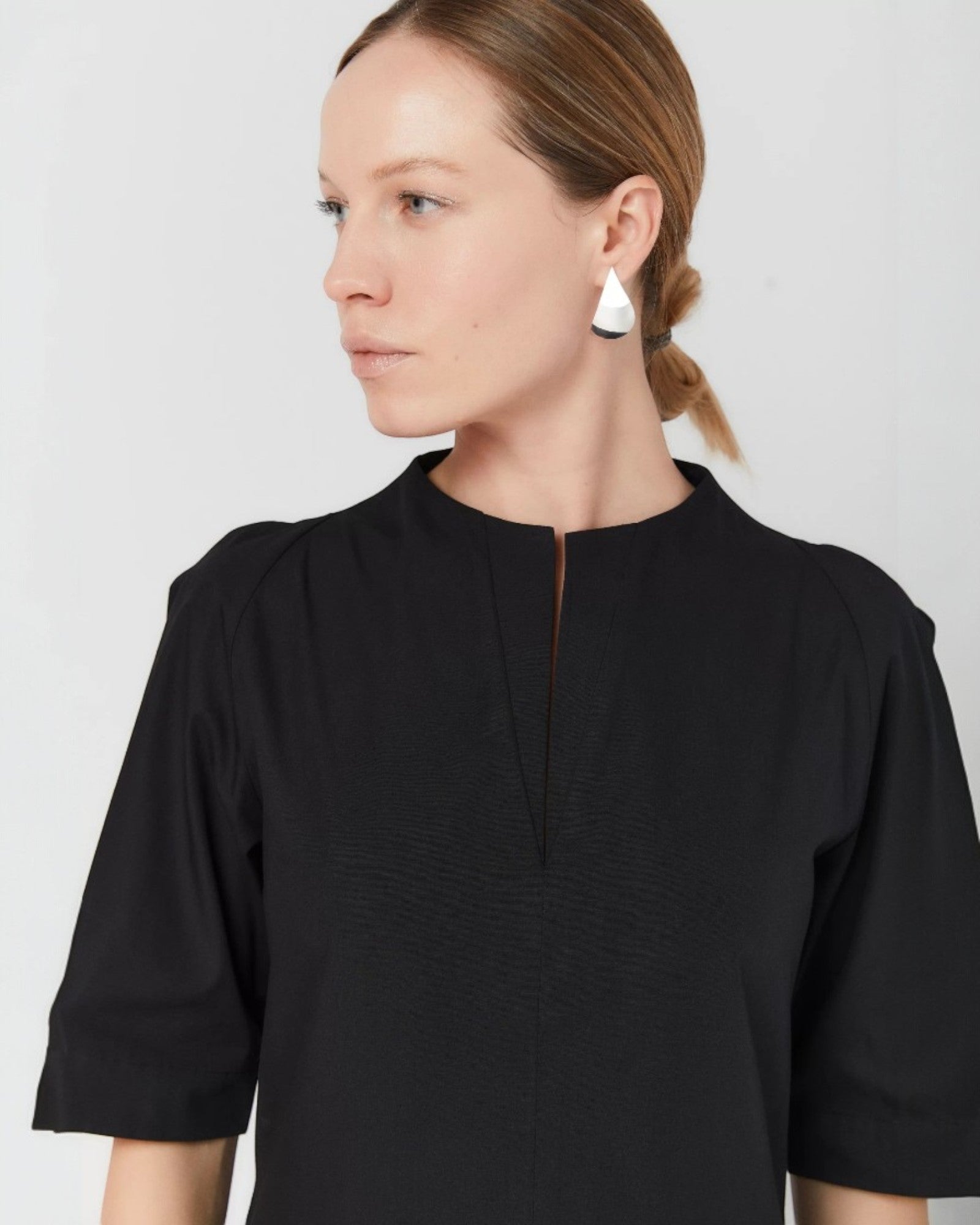 Rochie midi din poplin de bumbac organic cu guler în V și fantă frontală neagră - ipanomi.com