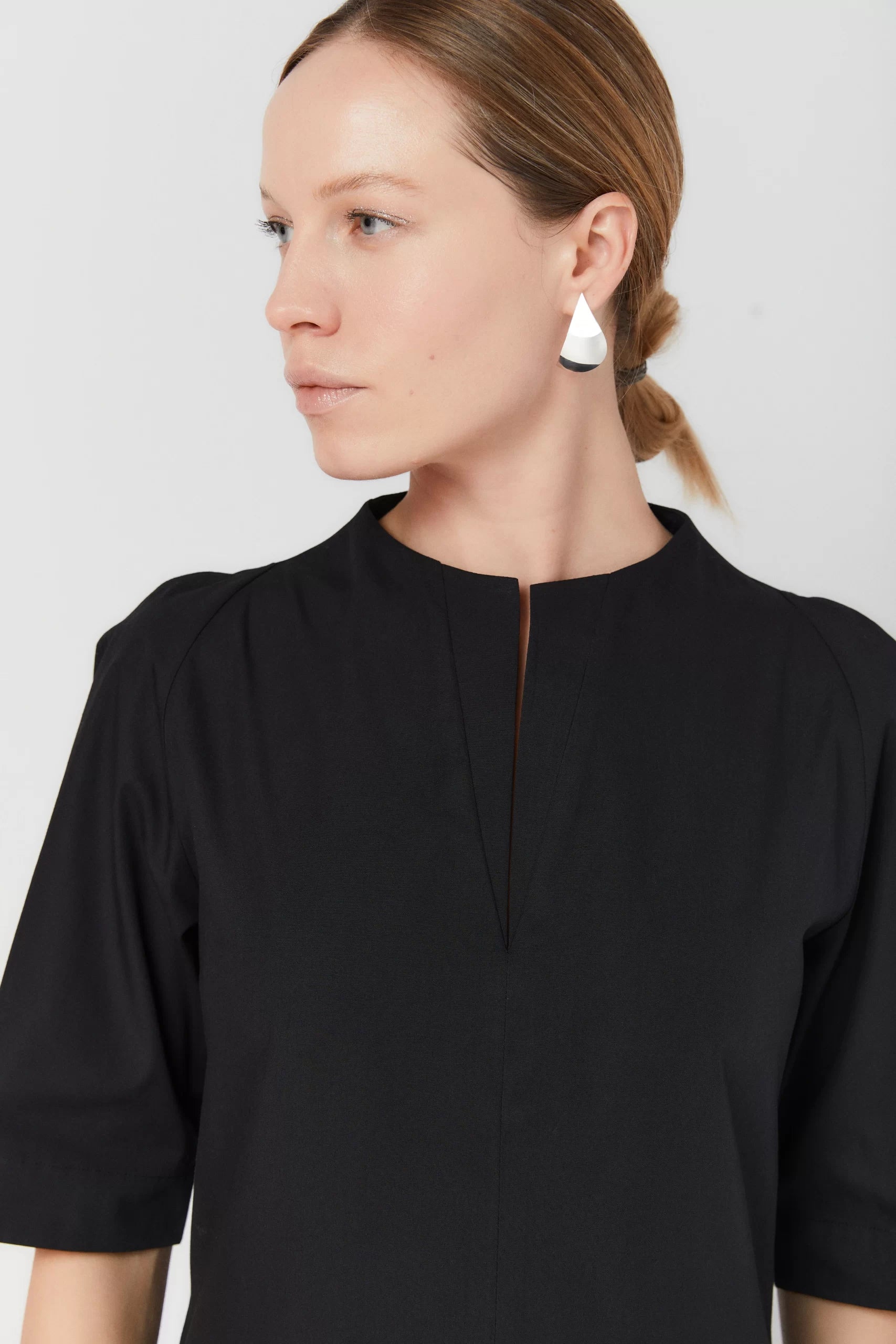 Rochie midi din poplin de bumbac organic cu guler în V și fantă frontală neagră - ipanomi.com