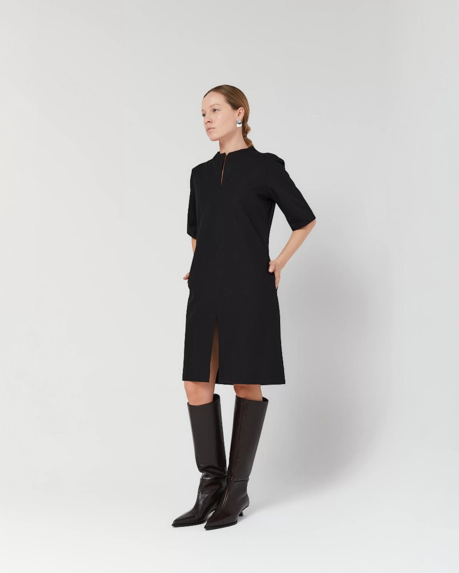 Rochie midi din poplin de bumbac organic cu guler în V și fantă frontală neagră - ipanomi.com