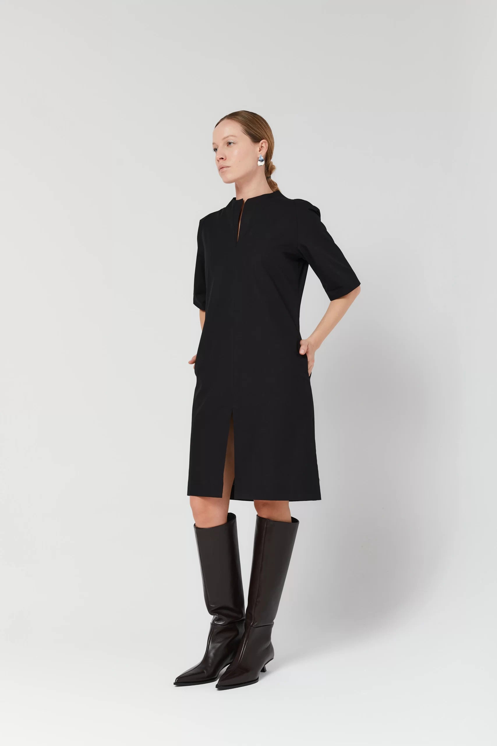 Rochie midi din poplin de bumbac organic cu guler în V și fantă frontală neagră - ipanomi.com