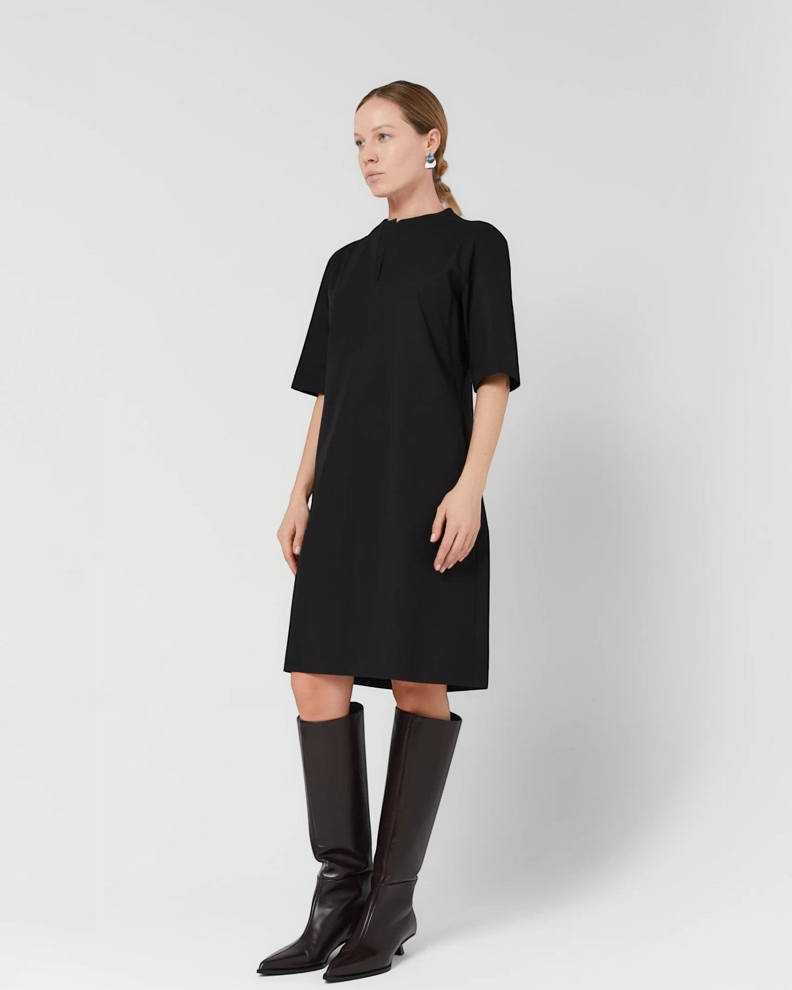 Rochie midi din poplin de bumbac organic cu guler în V și fantă frontală neagră - ipanomi.com