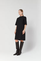Rochie midi din poplin de bumbac organic cu guler în V și fantă frontală neagră - ipanomi.com