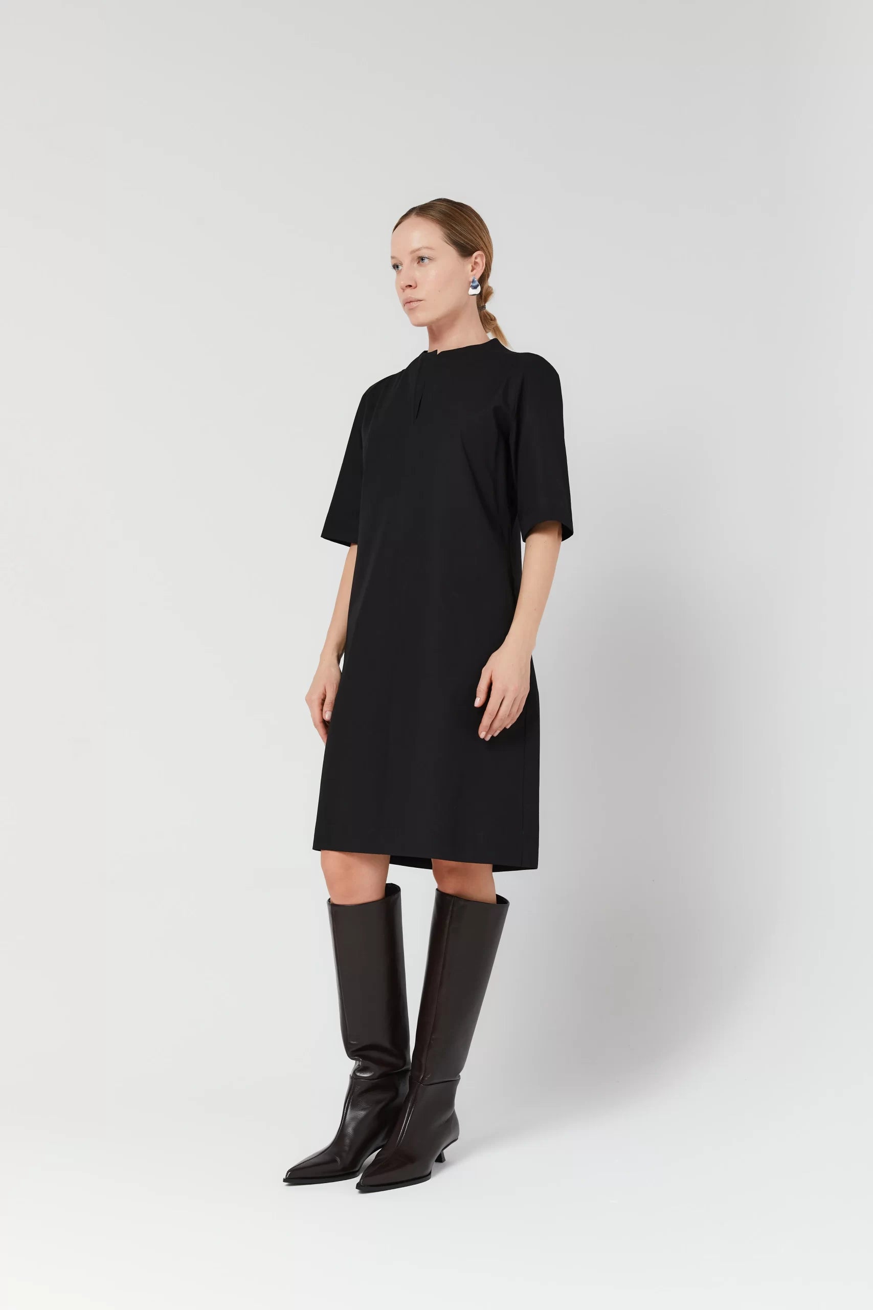 Rochie midi din poplin de bumbac organic cu guler în V și fantă frontală neagră - ipanomi.com