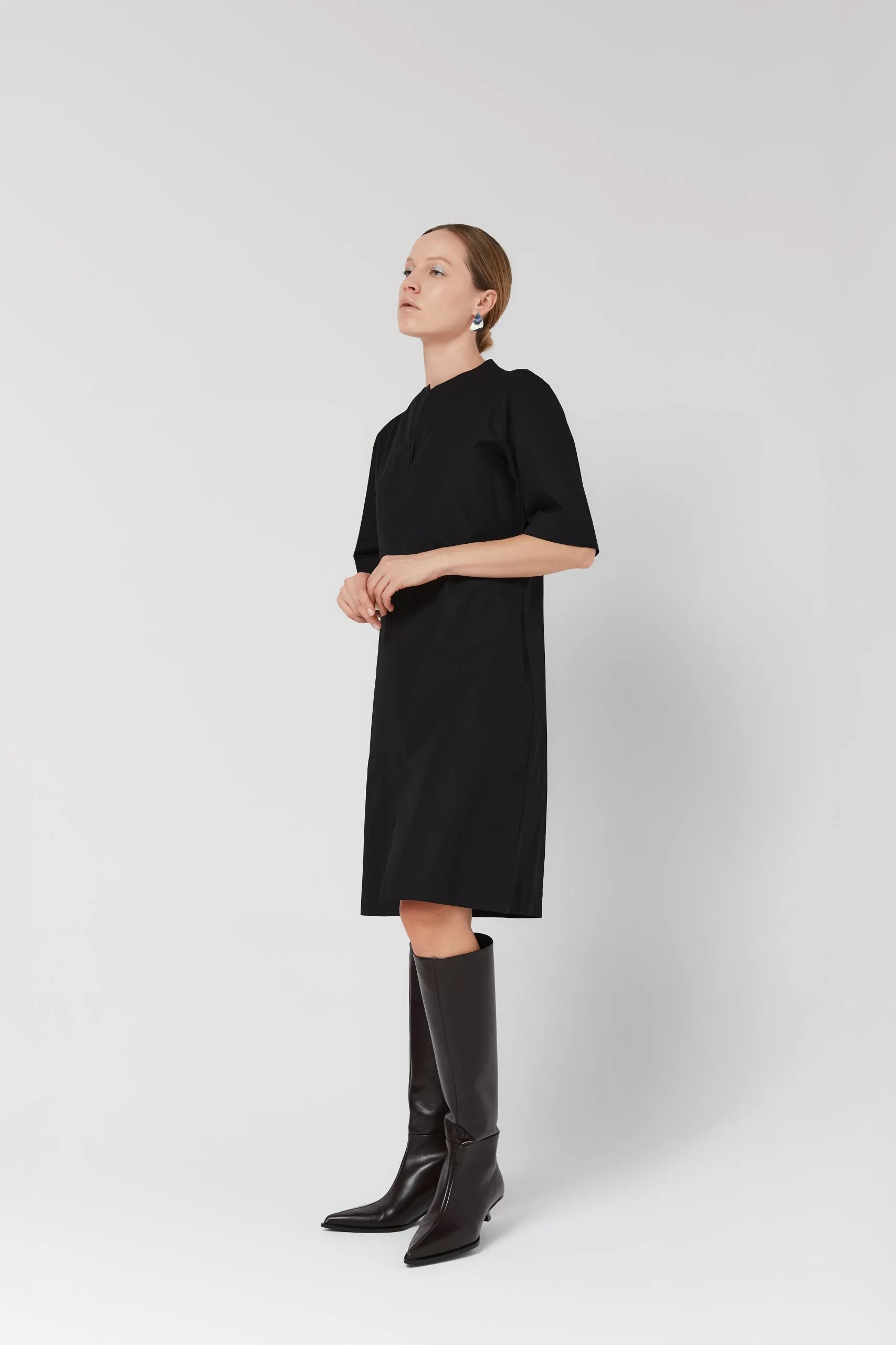 Rochie midi din poplin de bumbac organic cu guler în V și fantă frontală neagră - ipanomi.com