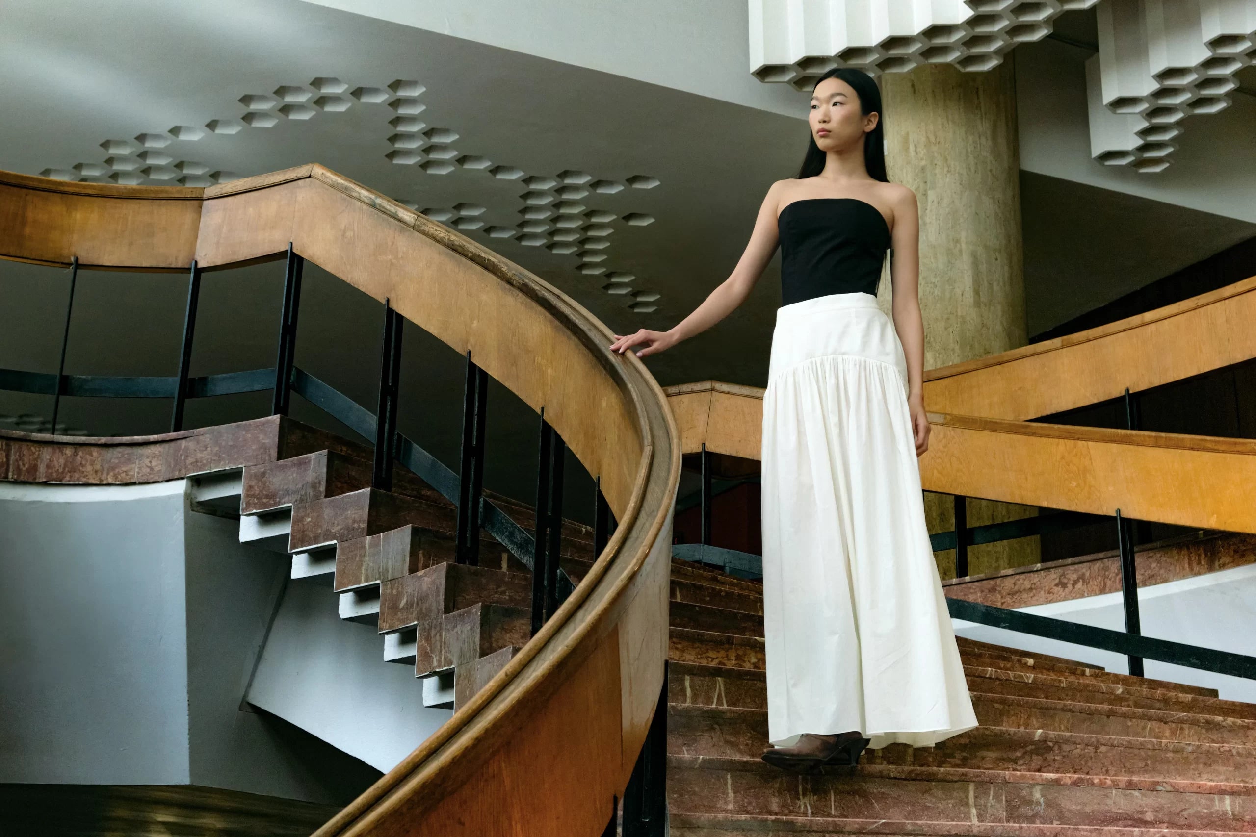 Fustă lungă cu platcă și volan încrețit, bej îmbrăcată cu corset minimalist negru din bumbac organic - ipanomi.com