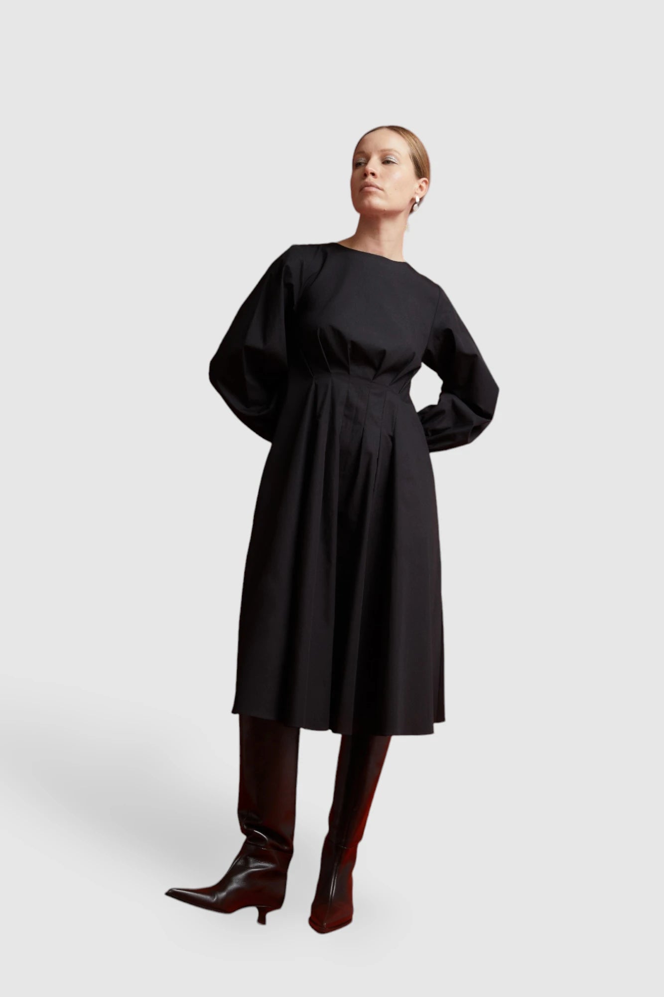 Rochie neagră din poplin de bumbac organic, midi, cu mâneci lungi - ipanomi.com