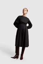 Rochie neagră din poplin de bumbac organic, midi, cu mâneci lungi - ipanomi.com