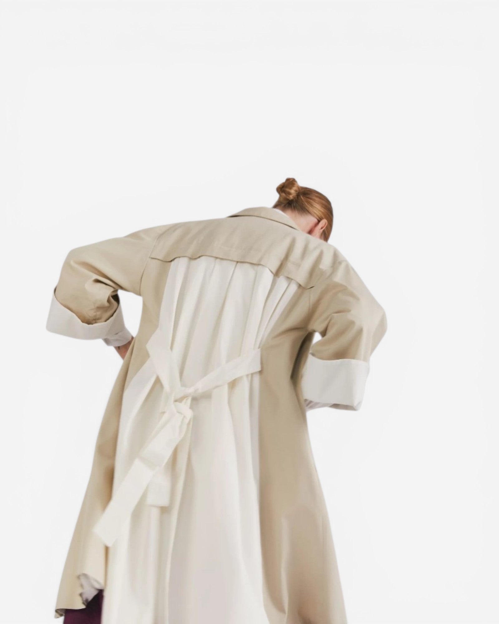 Trenci bej cu detaliu alb din twill de bumbac - ipanomi.com