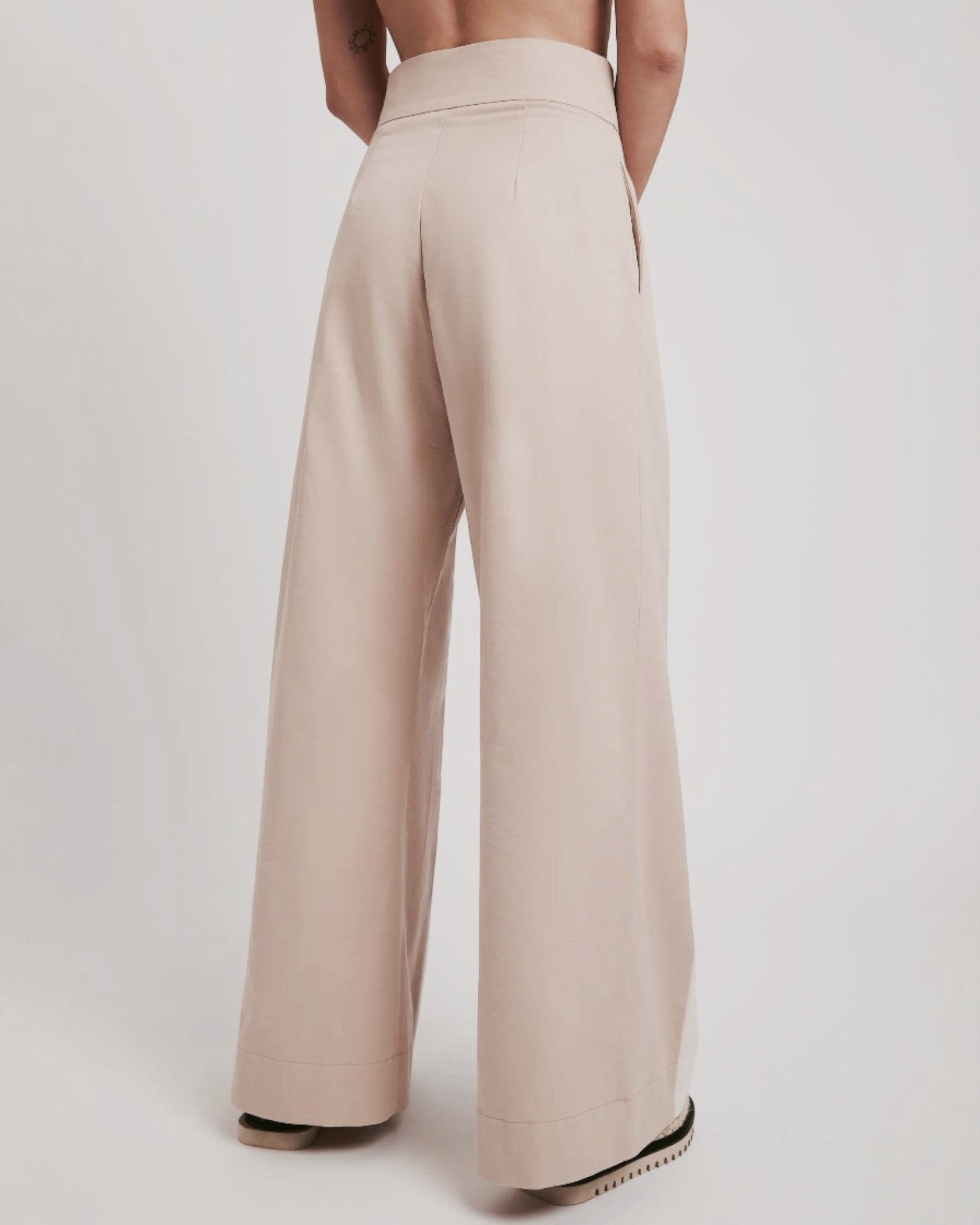 Ipanomi beige wide-leg cotton twill trousers with a high waist and elegant tailoring.