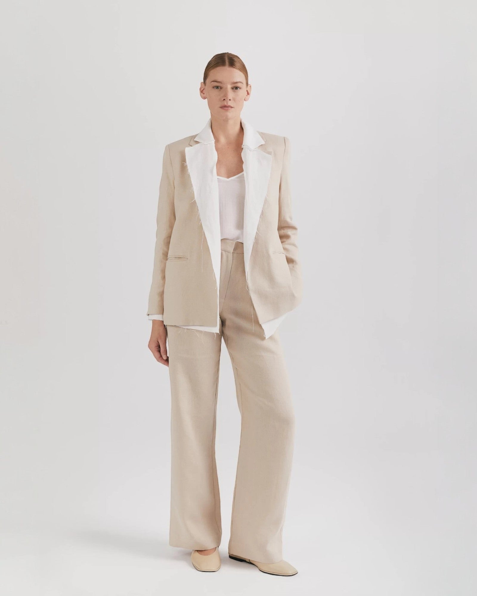 Ipanomi beige linen blazer with white contrast lapels, no buttons, and a feminine cut. Features cotton lining and long sleeves.