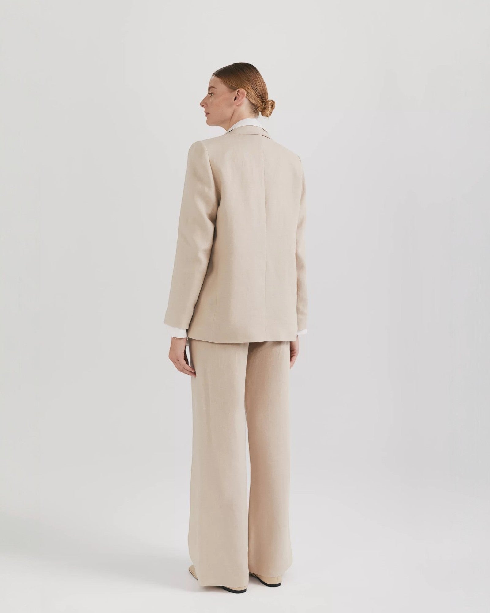 Ipanomi beige linen blazer with lapel collar, no buttons, and long sleeves. Features a detachable accessory and cotton lining.
