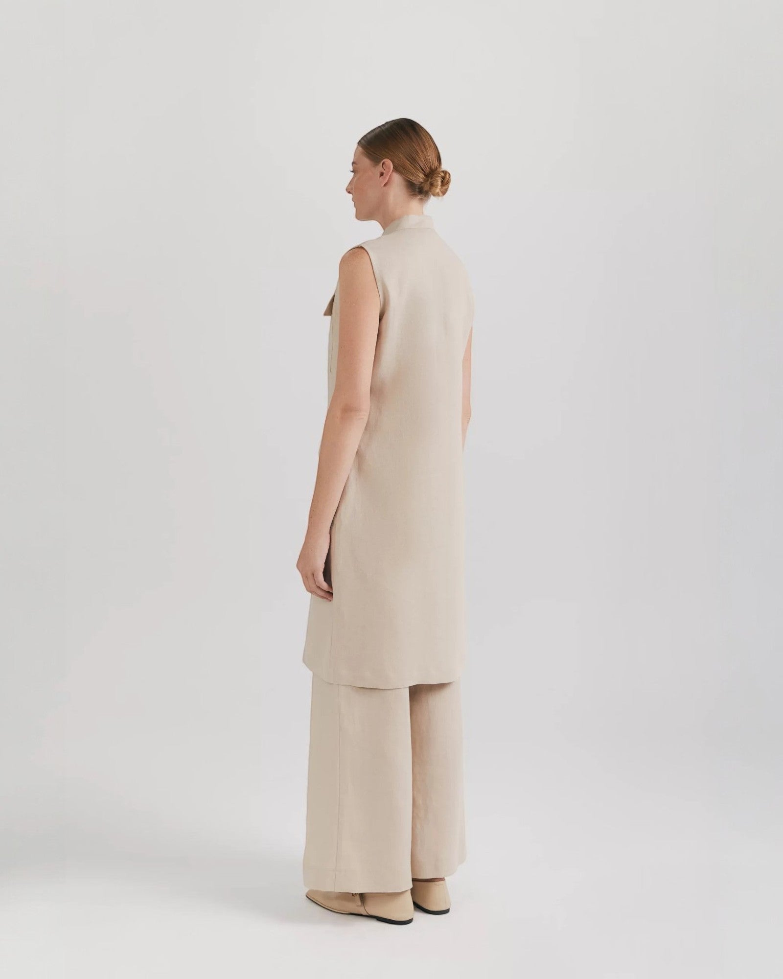 Ipanomi beige midi linen dress with mandarin collar, sleeveless, button-up, and cargo pockets. Versatile style.