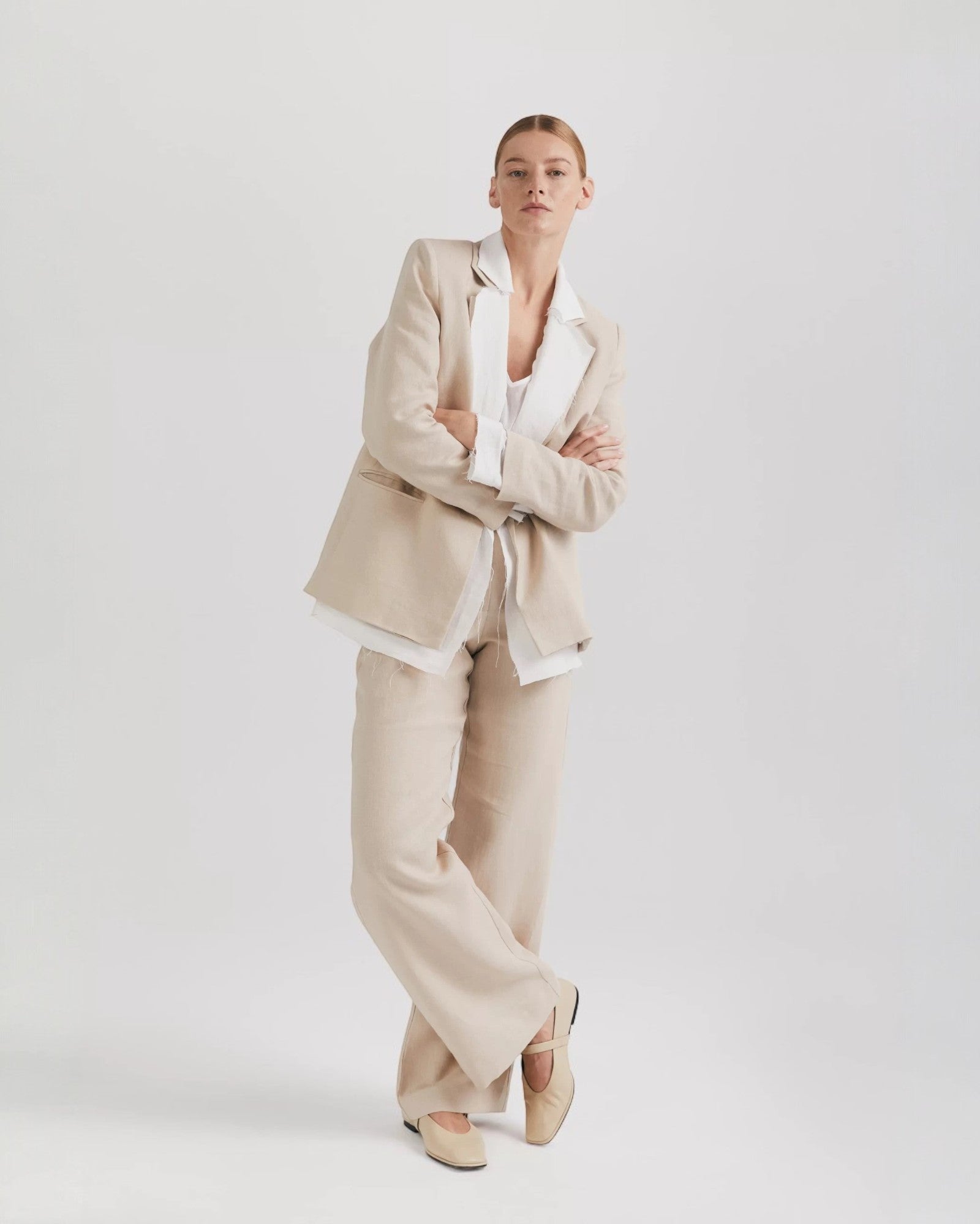 Ipanomi beige wide-leg linen trousers with high waist, side pockets, and zip closure. OEKO-TEX certified.