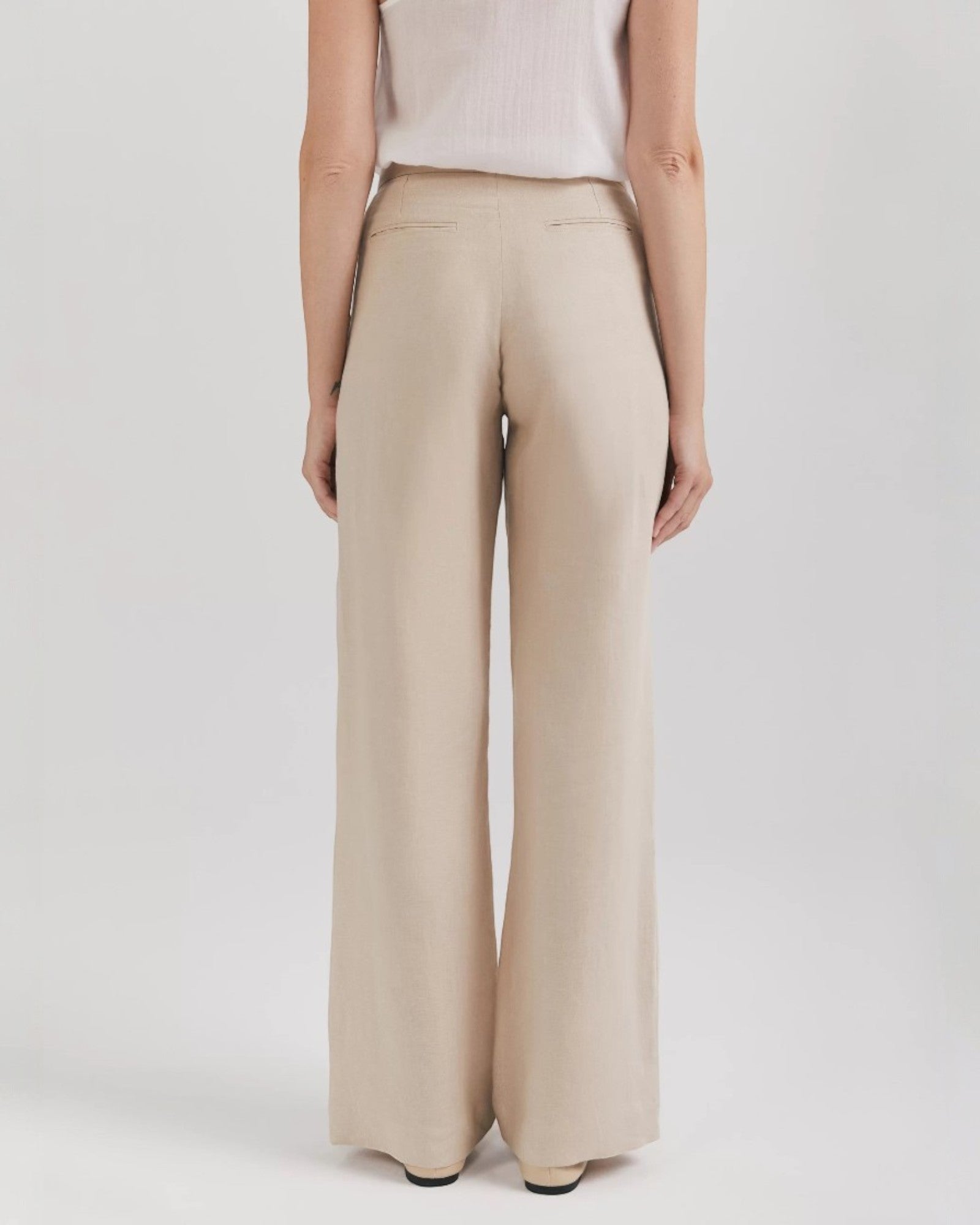 Ipanomi beige wide-leg linen trousers with high waist and side pockets. OEKO-TEX certified.