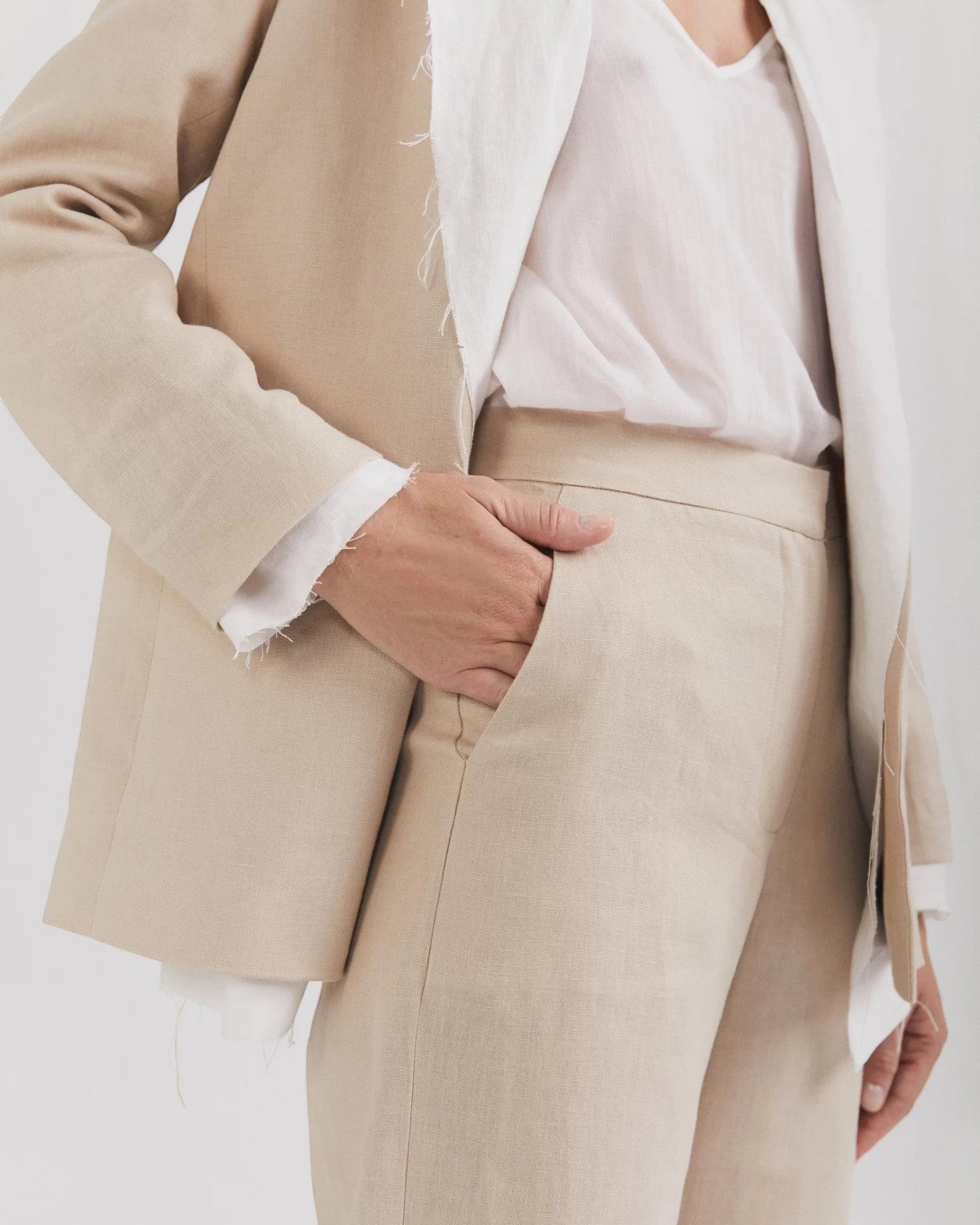 Ipanomi beige 100% linen wide-leg trousers with high waist and side pockets.