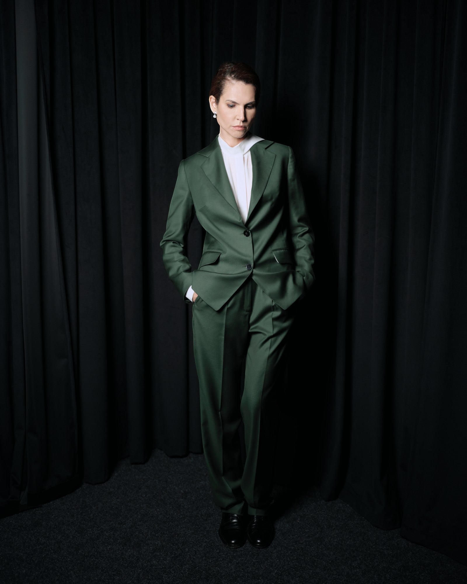 Ipanomi elegant fitted green Italian wool suit with a classic collar and button closure. Model wears a white shirt.