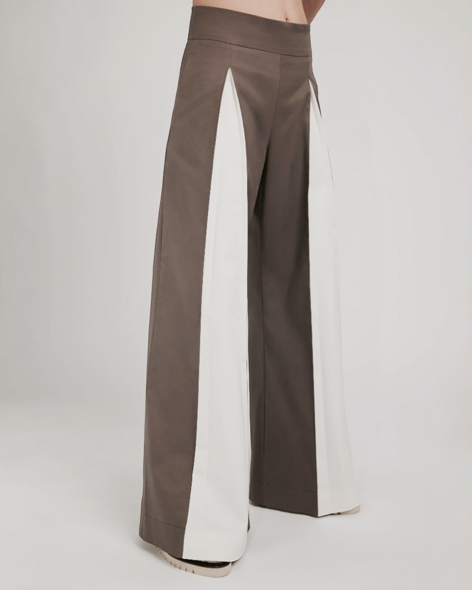 Ipanomi wide-leg cotton twill trousers in grey with contrasting white panels. High-waisted, floor-length.