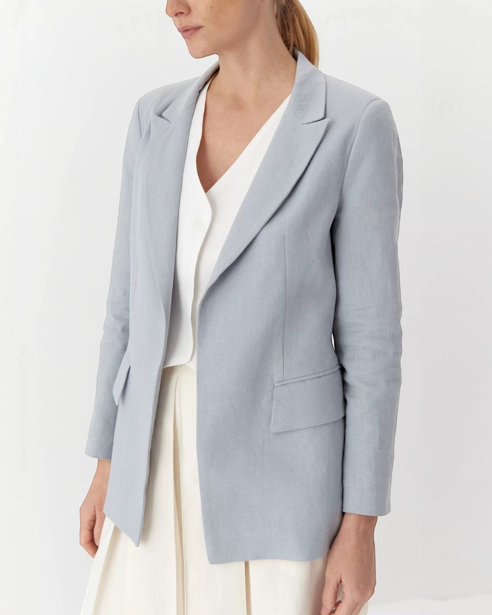 Ipanomi light blue linen fitted blazer with lapel collar and flap pockets. Ideal for a sophisticated look.