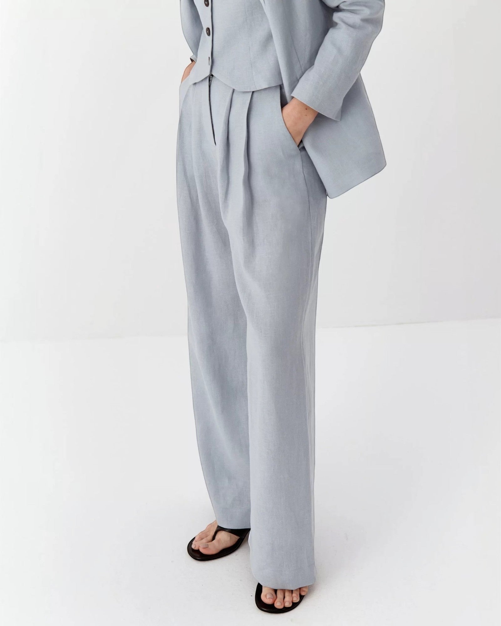 Ipanomi light blue pure linen wide-leg trousers with double pleats and high waist. OEKO-TEX certified.