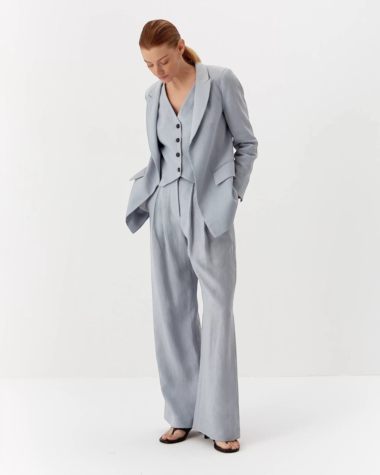 Ipanomi light blue pure linen wide-leg trousers with double pleats and high waist. Model wearing size S.