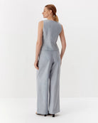 Ipanomi light blue pure linen wide-leg trousers with double pleats and high waist. Model wearing size S.