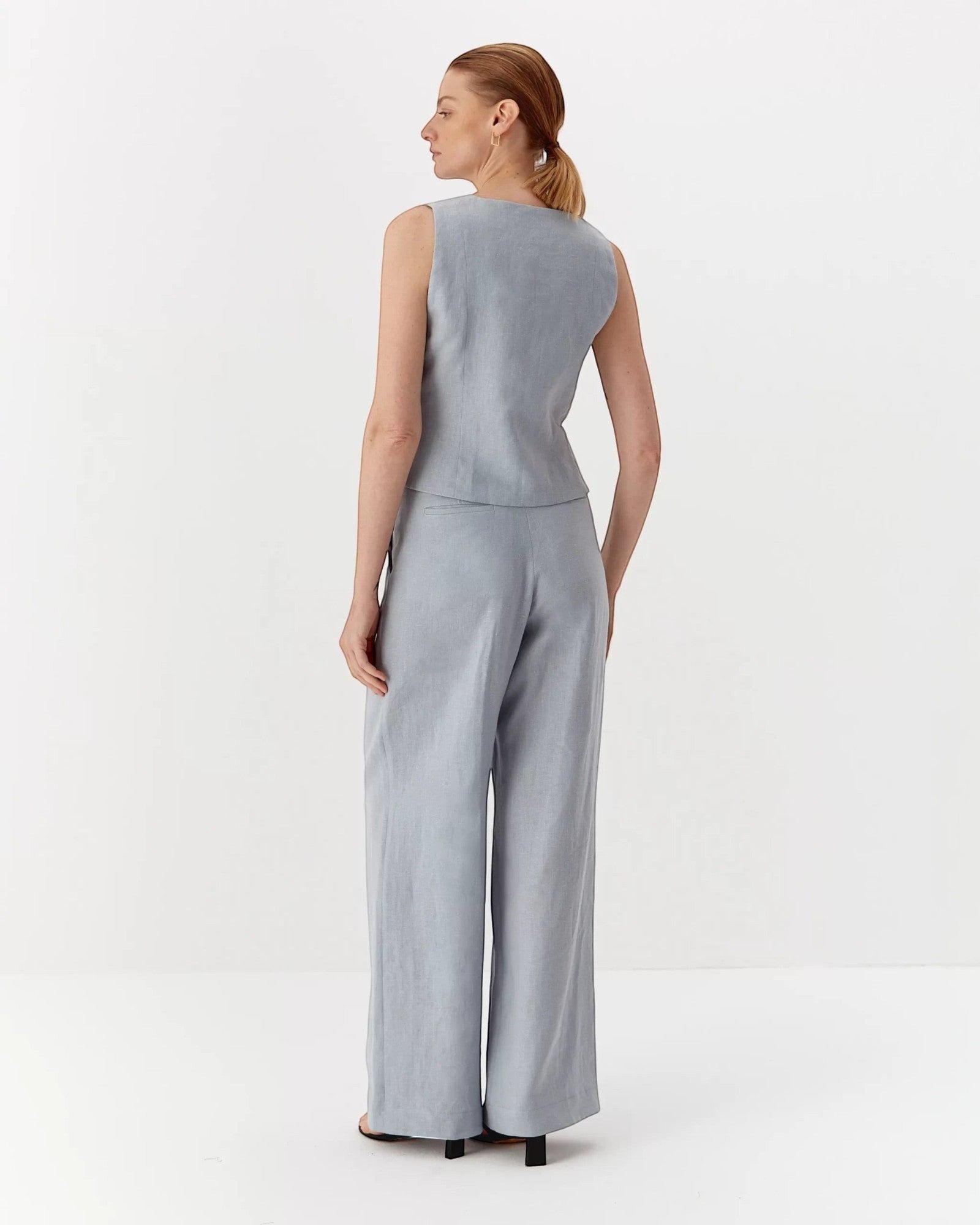 Ipanomi light blue pure linen wide-leg trousers with double pleats and high waist. Model wearing size S.