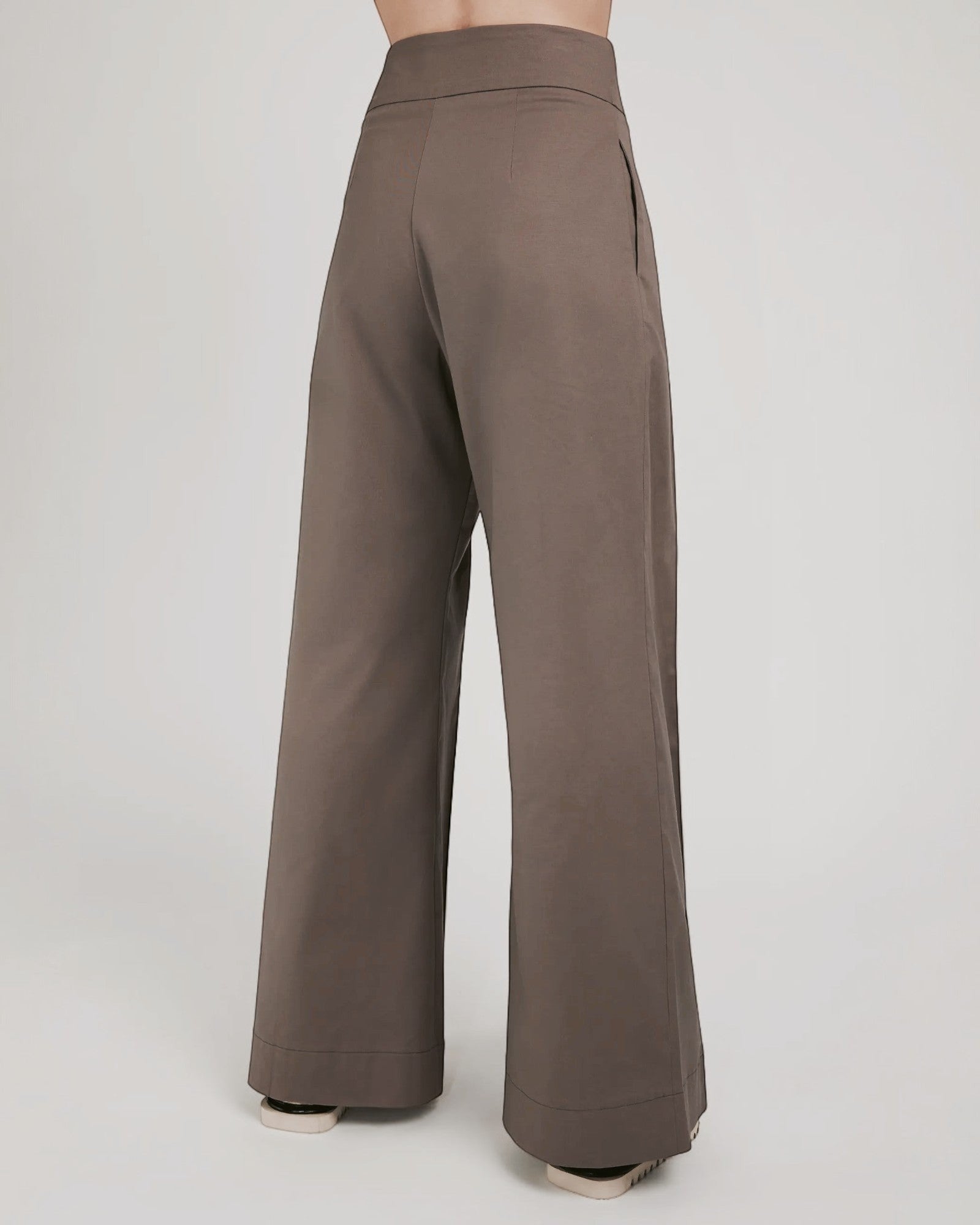 Ipanomi taupe cotton twill wide-leg trousers with a high waist and a timeless, nonconformist cut.