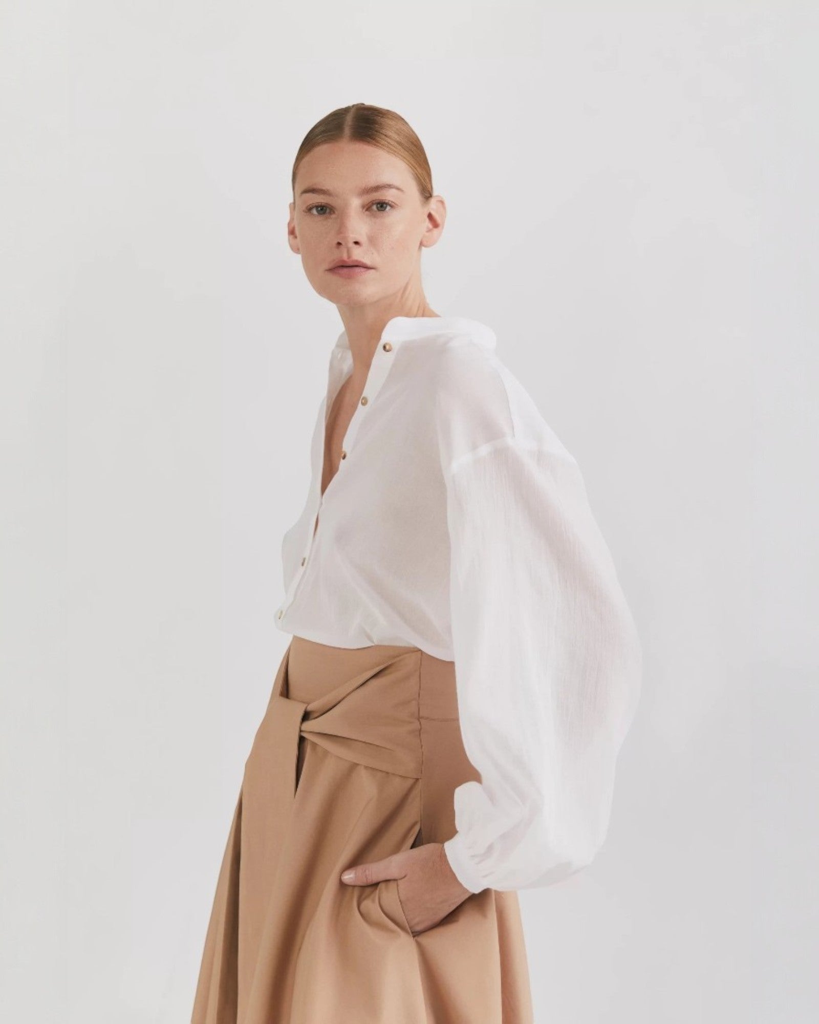 Ipanomi white cotton voile elegant long shirt with balloon sleeves and mandarin collar.