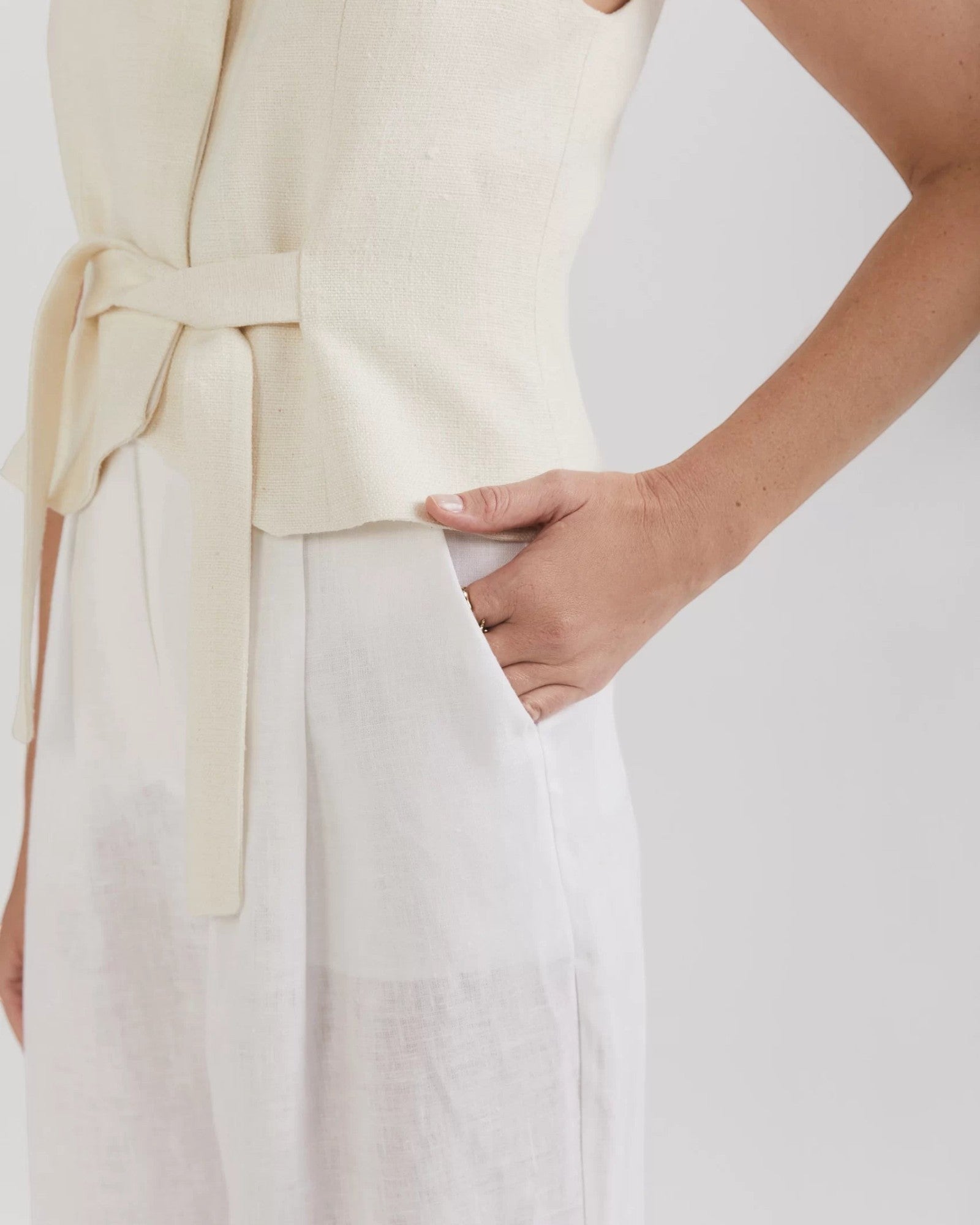 Ipanomi white linen wide-leg trousers with double pleats and side pockets. Elegant and comfortable.